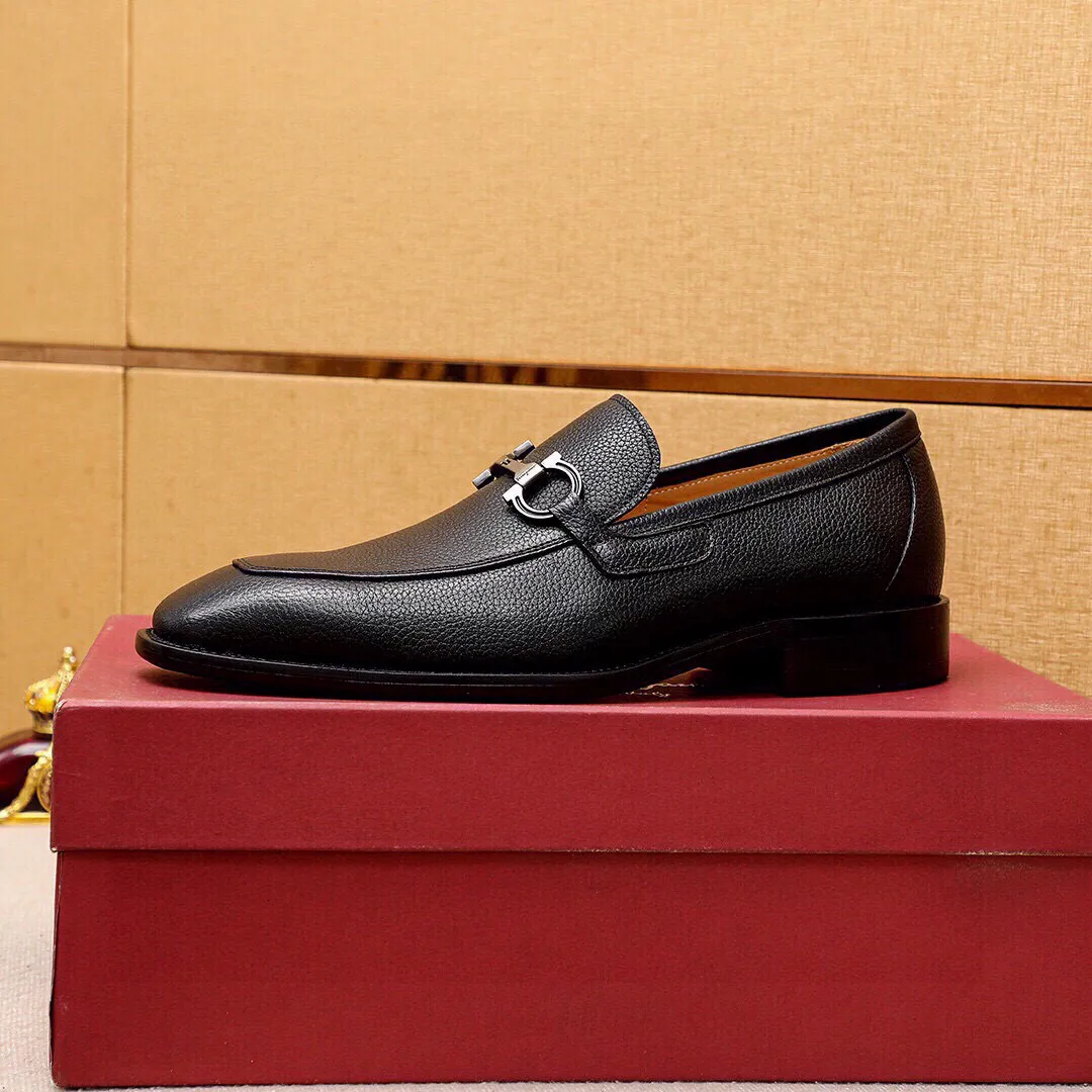 Men's shoes 💰460 💐 Product trademark: Ferragamo "Ferragamo" casual leather shoes Regular size: 38-44 (45🉑️customized) Product materials: Selected imported first-layer pebbled cowhide leather upper + luxury hardware buckle, imported water-dyed cowhide leather lining. Strong three-dimensional visual effect, original outsole Color: 3⃣️colors available